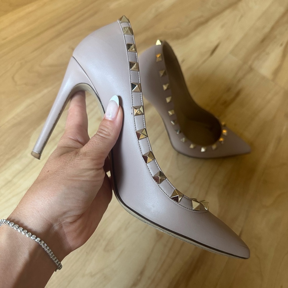Valentino Women's Studded Heels - classic Poudre color - beautiful - Picture 2 of 7